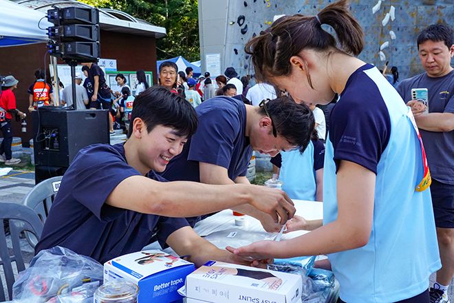 이번 대회는 대구 중구 반월당역 뽀빠이연합의원 김성배 대표원장이 후원했다. 병원 물리치료팀은 부상 응급처치는 물론 시합 전 선수들에게 손목 및 손가락, 주요 관절 부위 테이핑 서비스를 제공했고 보호대를 무상 지급했다. 사진=스탠다드앤드프로그레스 스포츠에이전시 제공