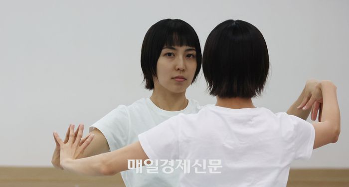 다음 달 세종문화회관 ‘싱크 넥스트 25’에서 신작 ‘우리’를 선보이는 안무가 해니. ‘우리 내면의 대화’를 주제로 체코 안무가 미스터 크리스와 협업 중인 그가 연습실 거울 앞에서 동작을 취해 보이고 있다. 이승환 기자