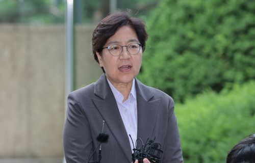 정은경 보건복지부 장관 후보자가 지난달 30일 서울 중구 남대문로에 마련된 인사청문회 준비 사무실로 출근하며 취재진 질문에 답하고 있다. [사진 출처 = 연합뉴스]