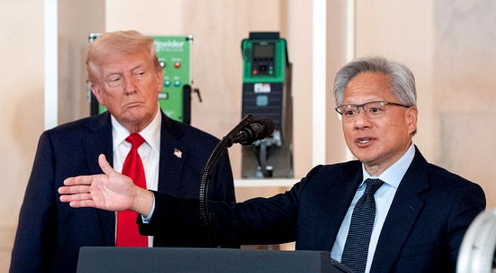 지난 4월 30일(현지시간) 미국 백악관에서 젠슨 황 엔비디아 CEO와 만난 뒤 옆에서 그의 발언을 듣고 있는 도널드 트럼프 대통령.