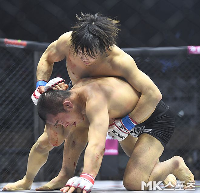 Road to UFC 시즌2 라이트급 준우승자 하라구치 신이 2025년 3월 서울특별시 중구 장충체육관에서 제5대 로드FC 페더급 챔피언 박해진을 공격하고 있다. 사진(서울 장충동)=천정환 기자