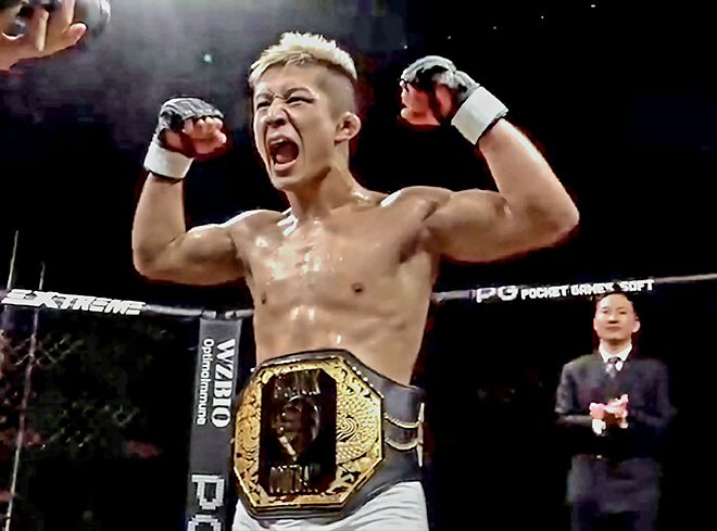 ‘탱크’ 고마키네 다카히로가 2024년 12월 서울특별시 고려대학교 화정체육관에서 제3대 블랙컴뱃 플라이급 챔피언으로 등극하며 기뻐하고 있다. 오른쪽은 블랙컴뱃 박평화 대표. 사진=이데아 파라곤