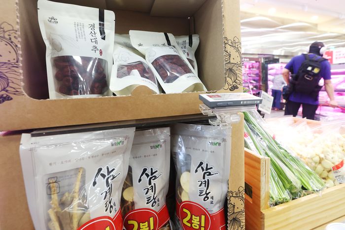 17일 서울의 한 대형마트에 판매중인 삼계탕 판매 재료. [사진 출처 = 연합뉴스]