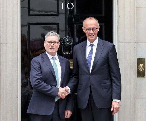 키어 스타머 영국 총리(왼쪽)와 프리드리히 메르츠 독일 총리가 17일(현지시간) 영국 런던 다우닝가 10번지 총리공관 앞에서 만나 기념촬영을 하고있다. [신화통신 = 연합뉴스]