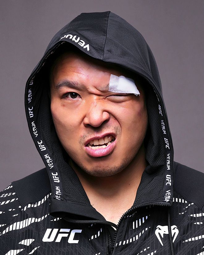 박준용이 2025년 6월 아제르바이잔 바쿠 크리스털 홀에서 UFC 9승 기념 촬영을 하고 있다. 사진=TKO