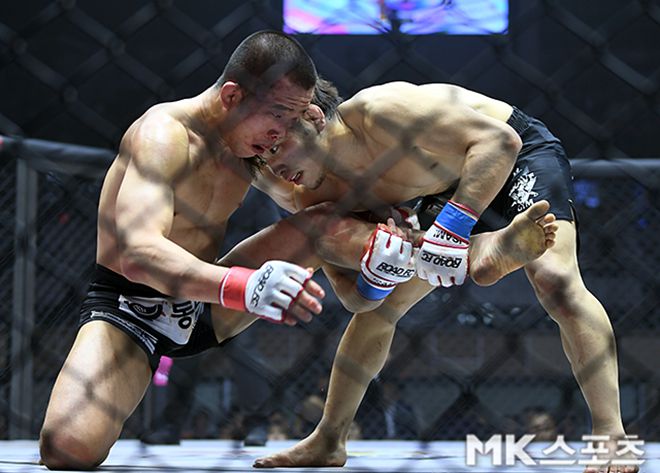 Road to UFC 시즌2 라이트급 준우승자 하라구치 신이 2025년 3월 서울특별시 중구 장충체육관에서 제5대 로드FC 페더급 챔피언 박해진을 넘어뜨리고 있다. 사진(서울 장충동)=천정환 기자