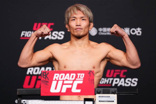 일본레슬링선수권대회 자유형 우승자 하라구치 신이 2024년 8월 미국 네바다주 엔터프라이즈 Road to UFC 시즌3 페더급 준결승 계체를 통과하고 있다. 사진=TKO