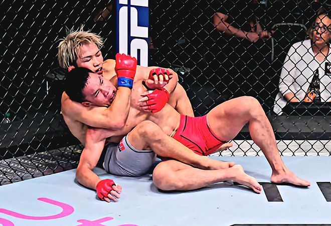 일본레슬링선수권대회 자유형 우승자 하라구치 신이 2024년 8월 미국 네바다주 엔터프라이즈 Road to UFC 시즌3 페더급 준결승 주캉제에게 조르기를 시도하고 있다. 사진=TKO