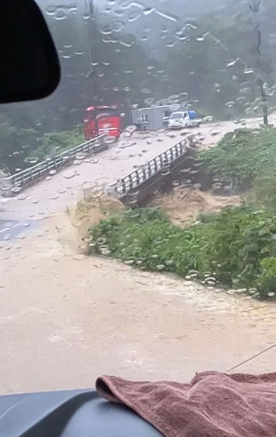 폭우와 산사태가 발생한 19일 경남 산청군 신안면 산청간디고등학교 주변 하천이 범람하고 있다. 독자 제공 동영상 캡처. 연합뉴스