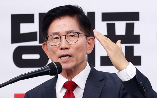 제21대 대선에서 국민의힘 후보로 나섰던 김문수 전 고용노동부 장관이 20일 국민의힘 중앙당사에서 당대표 출마를 선언하고 있다.  뉴스1