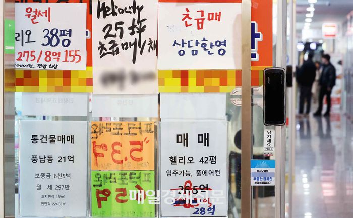 서울 송파구 일대 부동산 중개업소 외벽에 매물 안내문이 붙어 있다. [한주형 기자]