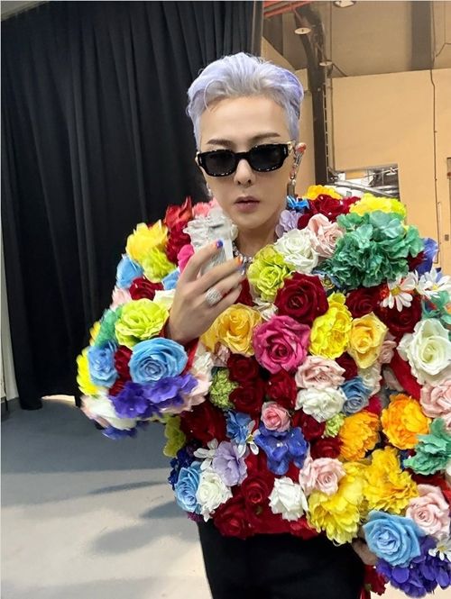 지드래곤이 장미꽃을 입은 파격 패션으로 시선을 강탈했다. 사진=지드래곤 SNS