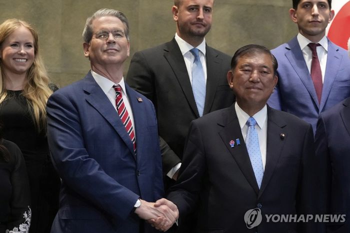 이시바 시게루 일본 총리와 스콧 베선트 미국 재무부 장관이 18일 도쿄에서 만나 악수하고 있다. [사진 = AP 연합뉴스]