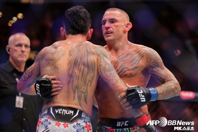 마지막 10초를 남긴 순간, 할로웨이는 중앙에서 싸우자는 제스처를 취했고 포이리에는 그를 안아주며 마지막 경기를 끝냈다. 사진(뉴올리언즈 미국)=AFPBBNews=News1