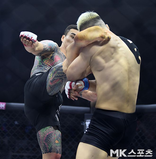 제8대 로드FC 미들급 챔피언 황인수가 2025년 3월 서울특별시 중구 장충체육관 통합타이틀매치에서 잠정 챔피언 임동환을 공격하고 있다. 사진=천정환 기자