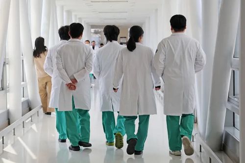 지난 3일 서울 시내의 한 대학병원에서 의료진이 이동하고 있다. [사진 출처 = 연합뉴스]