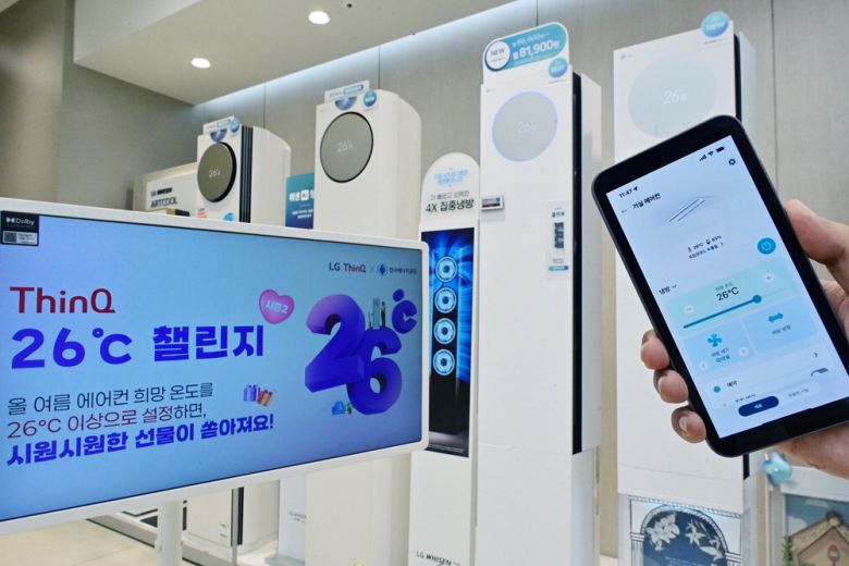 LG전자와 한국에너지공단이 오는 9월 30일까지 에어컨 희망 온도를 여름철 적정 냉방 온도인 26도로 설정하도록 장려하는 'ThinQ 26℃ 챌린지'를 진행한다. 캠페인 참여를 원하는 고객은 LG 씽큐 앱을 통해 챌린지를 신청한 뒤 에어컨 희망 온도를 26도 이상으로 최소 10시간 사용하면 된다. LG전자는 추첨을 통해 LG 그램 노트북 등 경품을 제공한다.  LG전자