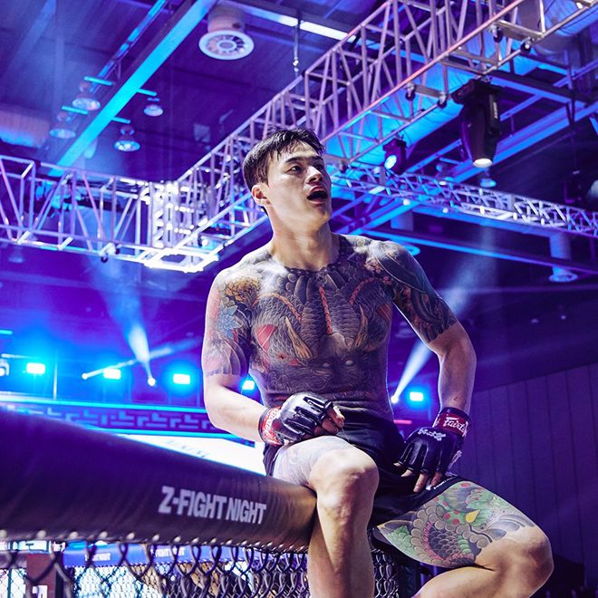 황인수가 2024년 12월 경기도 고양시 KINTEX 제2전시장 7A홀 Z-Fight Night 2 메인이벤트 2-1 판정승 후 케이지 위에 올라가 관중을 보고 있다. ZFN 2는 글로벌 OTT 서비스 UFC 파이트 패스를 통해 세계 200여 국가로 생중계됐다. 사진=MCP ECC