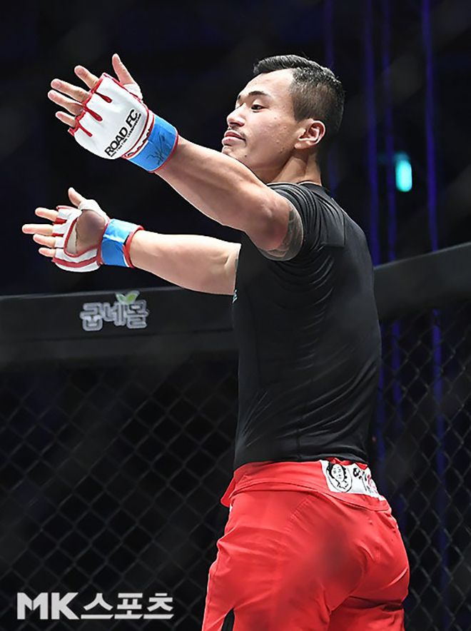 황인수가 2019년 11월 전라남도 여수시 진남체육관 로드FC 56에서 1라운드 펀치 KO승을 거둔 후 별일 아니라는 제스처를 취하고 있다. 사진=김영구 기자