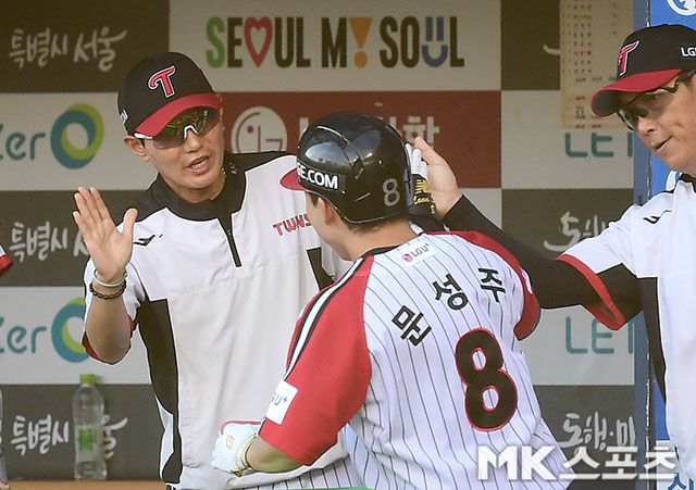 문성주가 20일 잠실 롯데전에서 홈런을 친 뒤 염경엽 감독과 기쁨을 나누고 있다. 사진(잠실 서울)=김영구 기자