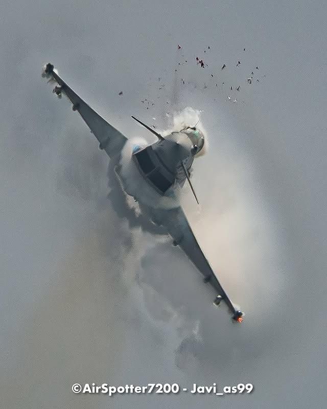 갈매기와 충돌해 조종석이 깨진 전투기. [사진 출처 = 연합뉴스]