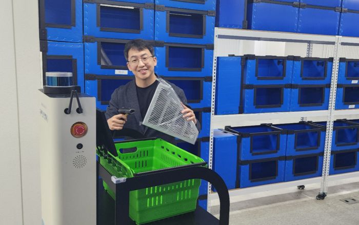 천영석 트위니 대표가 나르고 대전 본사에서 로봇을 선보이고 있다.  <트위니>