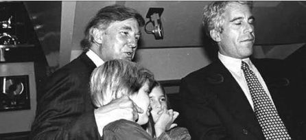 1993년 뉴욕에서 열린 ‘할리 데이비슨’ 오토바이 행사에 참석한 도널드 트럼프(맨 왼쪽)가 그의 차남 에릭 트럼프, 장녀 이방카 트럼프를 안고 제프리 엡스타인(맨 오른쪽)과 나란히 서 있는 모습. CNN 캡처