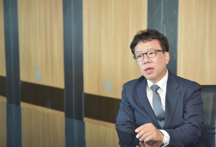 이세희 아이티센그룹 부회장 겸 아이티센클로잇 대표가 인도네시아 자카르타에서 인도네시아국가체육위원회(KONI) 와의 계약 체결 이후 자사의 해외 사업 확대 전략에 대해 밝히고 있다. <사진=아이티센클로잇>