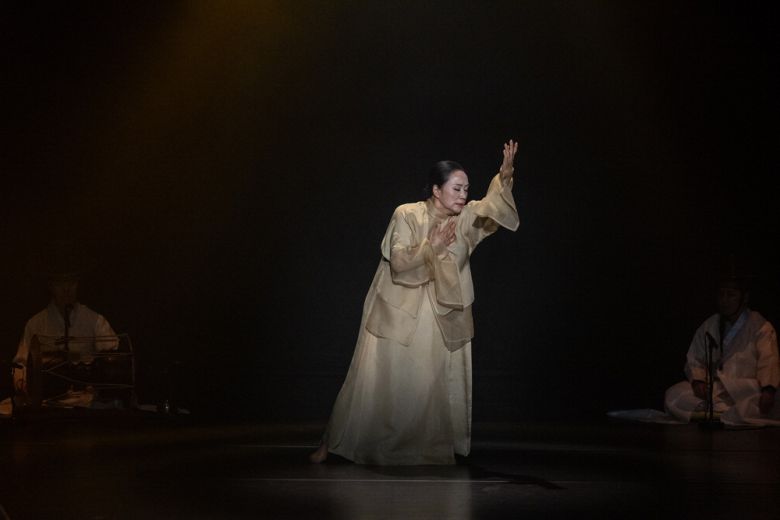 지난해 8월 제30회 창무국제공연예술제에서 '산 자를 위한 씻김굿'을 선보이는 김매자.