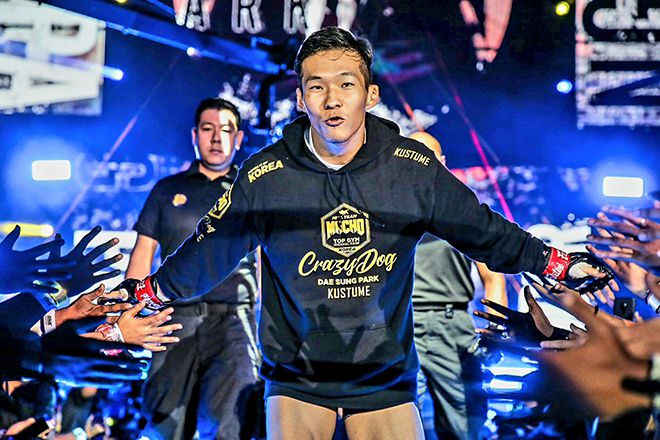 전국체육대회 자유형레슬링 동메달리스트 박대성이 2019년 7월 말레이시아 쿠알라룸푸르 악시아타 아레나 원챔피언십 96번째 넘버드 대회 종합격투기 라이트급 경기에 입장하고 있다. 사진=Group One Holdings Pte. Ltd