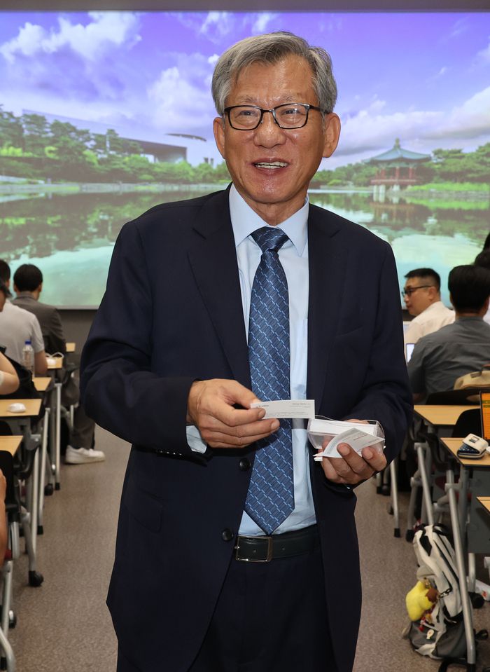 유홍준 신임 국립중앙박물관장이 24일 서울 용산구 국립중앙박물관에서 열린 기자간담회에서 취재진과 인사하고 있다.