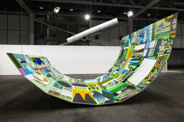 전현선 작가가 세계 최대 규모의 아트페어 ‘아트바젤 2025’ 언리미티드 섹션에서 선보인 대형 설치 신작 ‘Into the Woods to Lose Our Way’. 갤러리2·에스더쉬퍼