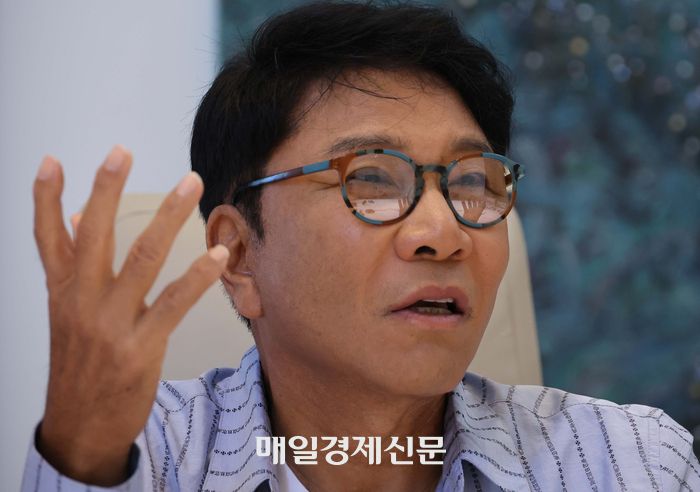 이수만 A2O엔터테인먼트 키 프로듀서는 “콘텐츠는 이제 전 세계가 소통하는 새로운 언어가 됐고, 그런 콘텐츠를 만드는 게 우리 프로듀서가 하는 일이자 K팝의 핵심”이라고 강조했다. [한주형 기자]