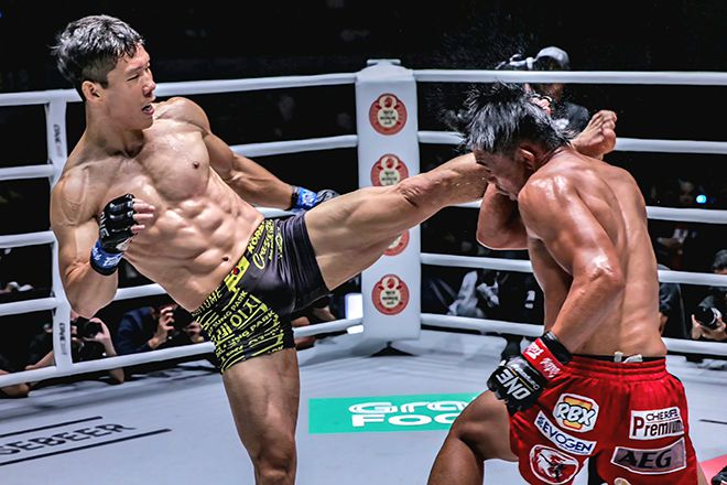 전국체육대회 자유형레슬링 동메달리스트 박대성이 2019년 8월 필리핀 파사이의 몰 오브 아시아 아레나에서 초대 원챔피언십 종합격투기 페더급 챔피언 호노리오 바나리오를 공격하고 있다. 사진=Group One Holdings Pte. Ltd