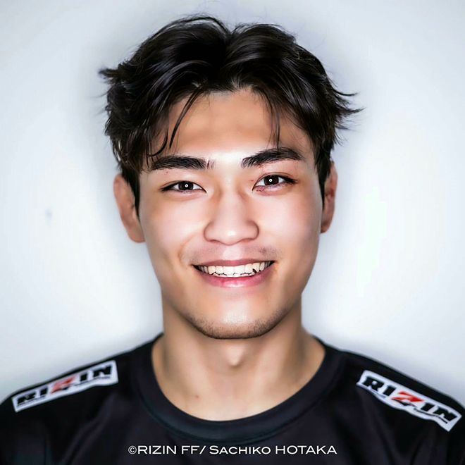 ‘붉은매’ 지혁민이 2025년 5월 인천광역시 파라다이스시티 라이진 월드시리즈 코리아 종합격투기 페더급 경기 승리 기념 촬영을 하고 있다. 사진=RIZIN FF