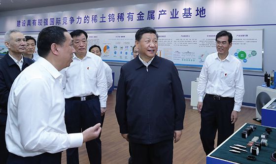 시진핑 중국 국가 주석(가운데)이 장시성 간저우시를 방문, 희토류 산업 시설을 둘러보고 있다. <사진 연합뉴스>