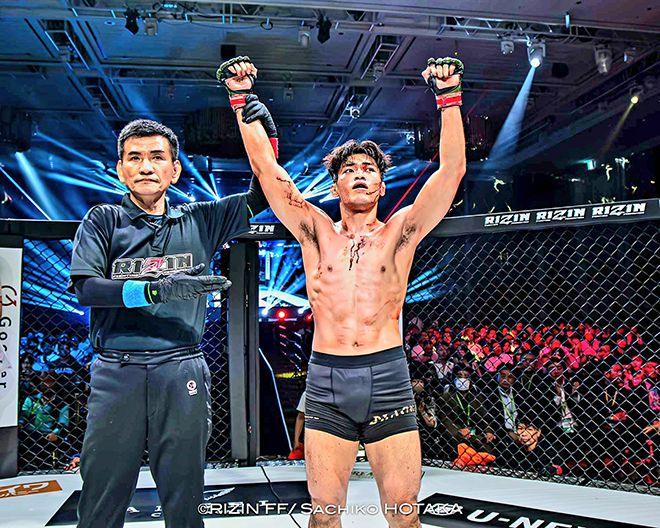 ‘붉은매’ 지혁민이 2025년 5월 인천광역시 파라다이스시티 라이진 월드시리즈 코리아 종합격투기 페더급 경기 승리 선언을 받고 있다. 사진=RIZIN FF