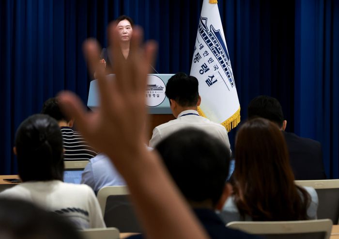 강유정 대통령실 대변인이 지난 22일 서울 용산 대통령실 청사에서 인사 관련 브리핑 뒤 취재진의 질문을 받고 있는 모습. 기사 내용과 직접적인 관련 없음. [사진 출처 = 연합뉴스]