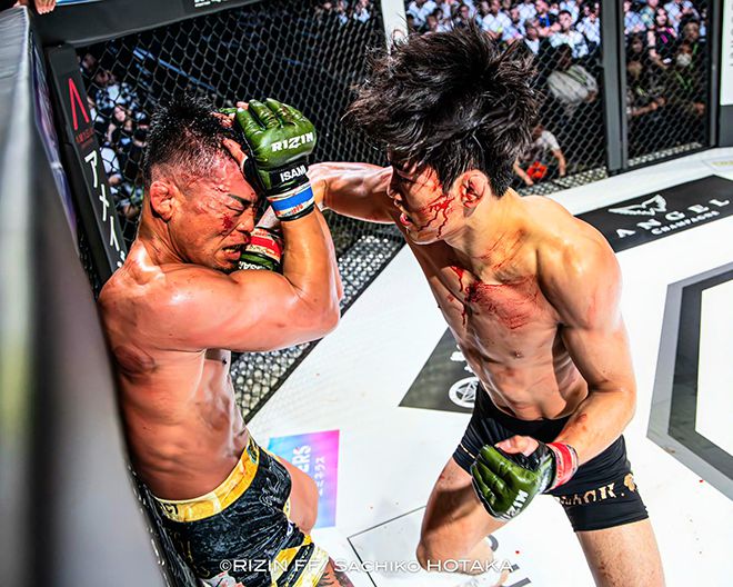 ‘붉은매’ 지혁민이 2025년 5월 인천광역시 파라다이스시티 라이진 월드시리즈 코리아 종합격투기 페더급 대결에서 빅리그 15경기 다케다 고지를 공격하고 있다. 사진=RIZIN FF