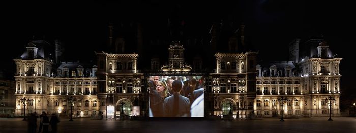 김수자 작가의 대표 비디오 퍼포먼스인 ‘A Needle Woman’이 2009년 파리시청에서 상영되던 모습. [Thierry Depagne·kimsooja.com]