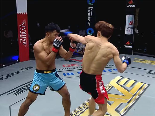 오호택이 2022년 4월 브레이브CF 58에서 UFC 4경기 출신 롤란도 디를 때리고 있다. 사진=BRAVE Combat Federation