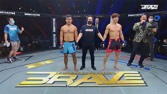 오호택이 2022년 4월 브레이브CF 58 주심으로부터 UFC 4경기 출신 롤란도 디를 이겼다는 승리 선언을 받기 전 미소 짓고 있다. 사진=BRAVE Combat Federation