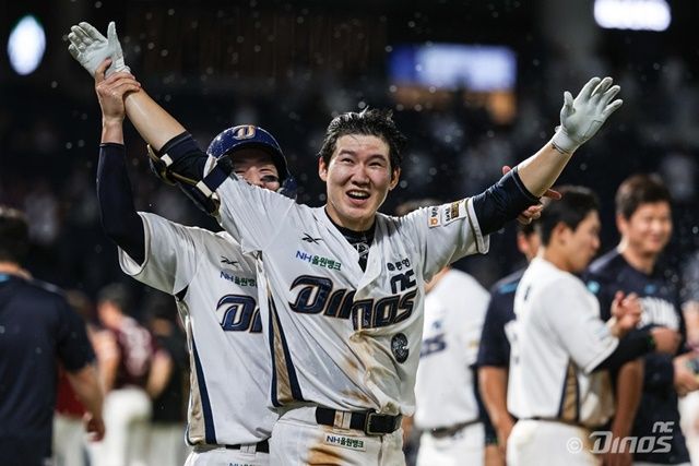 박민우가 26일 창원 키움전에서 끝내기 홈런을 친 뒤 기뻐하고 있다. 사진=NC 제공