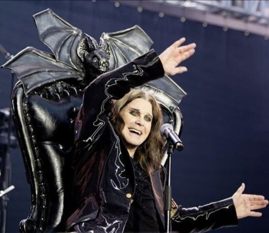 오지 오스본이 지난 4일 영국 버밍엄 빌라파크에서 열린 고별 공연에서 팬들을 향해 웃고 있다. [블랙사바스 제공]