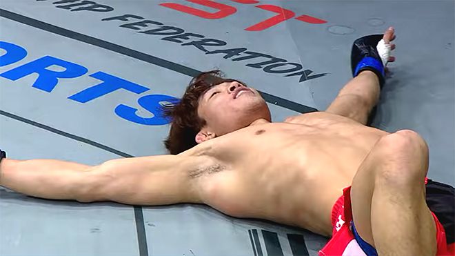 오호택이 2022년 4월 브레이브CF 58에서 UFC 4경기 출신 롤란도 디를 1라운드 3분 29초 맨손조르기로 제압한 후 감격하고 있다. 사진=BRAVE Combat Federation