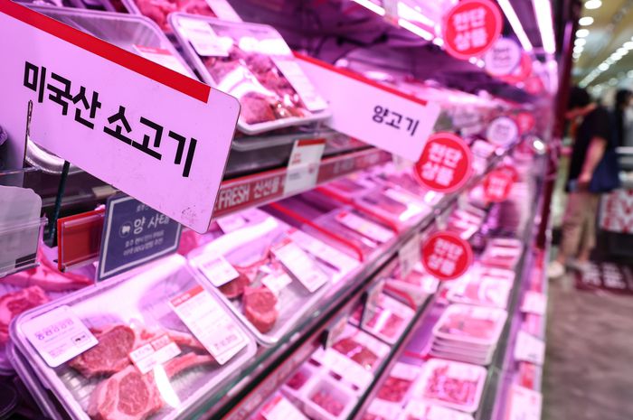 미국의 상호 관세 협상 마감 시한을 앞두고 30개월 이상 소고기나 쌀 등 국내 농축산물 시장 개방이 대미 협상 테이블에 오른것으로 알려졌다. 사진은 27일 서울 시내 한 대형마트에 진열된 미국산 소고기. [사진 = 뉴스1]