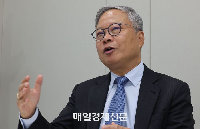 윤의준 한국공학한림원 회장은 “주요국들이 첨단패키징 설비를 자국 내에 확보하기 위해 치열한 경쟁을 벌이고 있다”면서 “한국도 300mm 첨단 공공팹 하나쯤 갖춰야 할 때”라고 강조했다. [이승환기자]