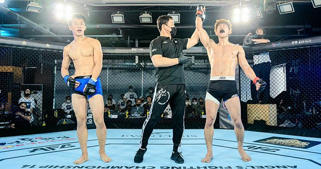 오호택이 2020년 8월 경기도 파주시 AFC 14에서 훗날 Road to UFC 시즌2·4에 참가하는 김상욱한테 만장일치 판정승을 거두자 기뻐하고 있다. 사진=Angel‘s Fighting Championship