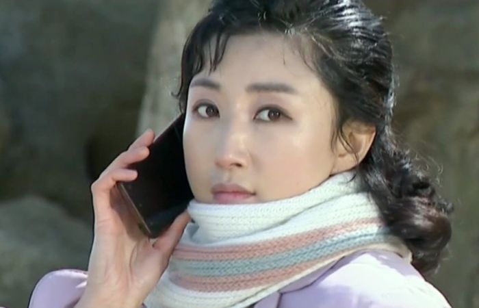 조선중앙TV 드라마 ‘백학벌의 새봄’ 속 경미가 남자친구인 영덕의 전화를 받고 있다. [사진 출처 = 연합뉴스]