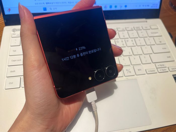 갤럭시 Z플립7을 충전중인 모습. [사진=안서진 기자]